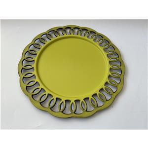 Plato de presentación de plástico amarillo mate con negro con círculos en la orilla  de 33x33x2cm