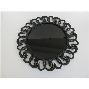 Plato de presentación de plástico negro con aros en la orilla de 33x33x2cm