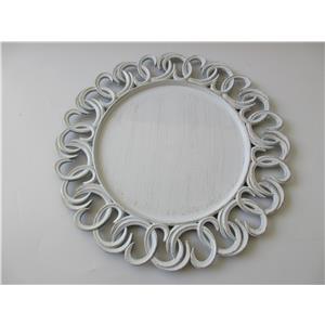 Plato de presentación de plástico gris con aros en la orilla de 33x33x2cm