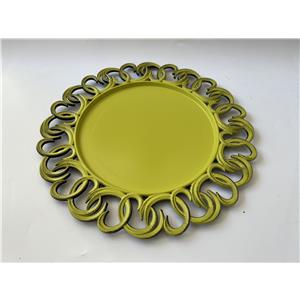 Plato de presentación de plástico amarillo mate con negro con aros en la orilla de 33x33x2cm