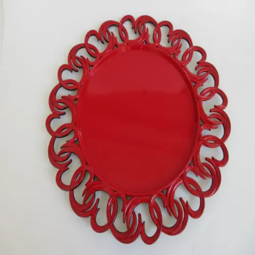 Plato de presentación de plástico rojo con aros en la orilla de 33x33x2cm