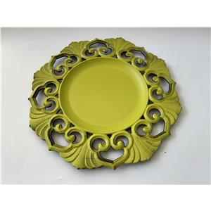 Plato de presentación de plástico amarillo mate con negro diseño grecas y hojas de 33x33x2cm