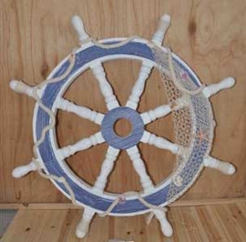 Timón de madera decorativo