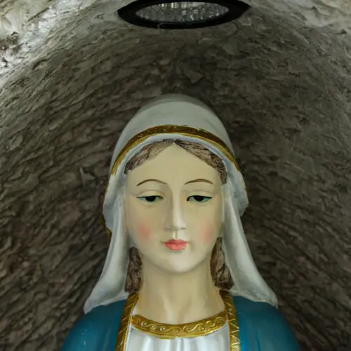 Virgen María en nicho de poliresina imitacion piedra de 45x40x90cm