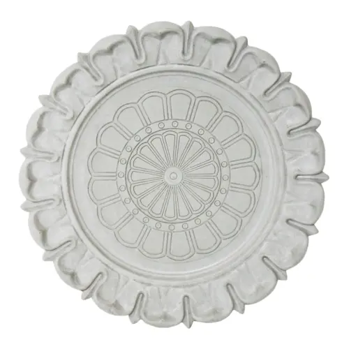 Plato de presentación de plástico gris claro con diseño en orilla de 32.5×32.5x3cm