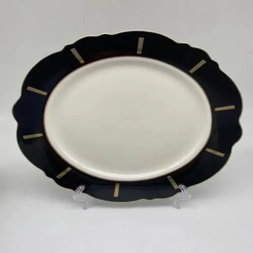 Plato de cerámica con orilla negra y línea dorada de 26.5cm