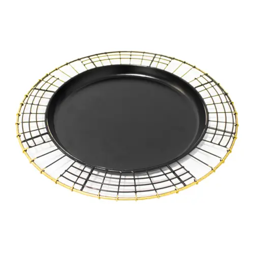 Plato de metal tejido negro con orilla dorada de 1.5x36cm