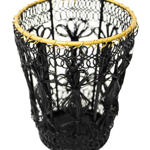 Candelabro de metal tejido negro con la orilla dorada de 11.5×9.5cm