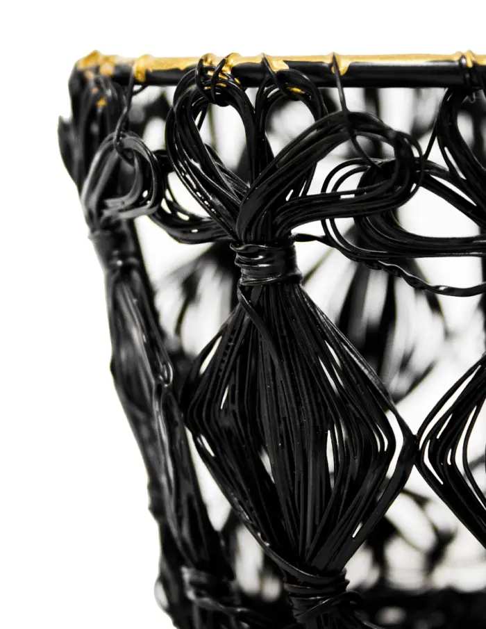 Maceta de metal tejida negra con orilla dorada de 7.5x38x9.5cm - Image 3