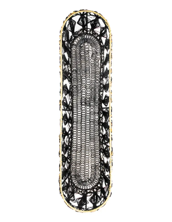 Maceta de metal tejida negra con orilla dorada de 7.5x38x9.5cm - Image 4