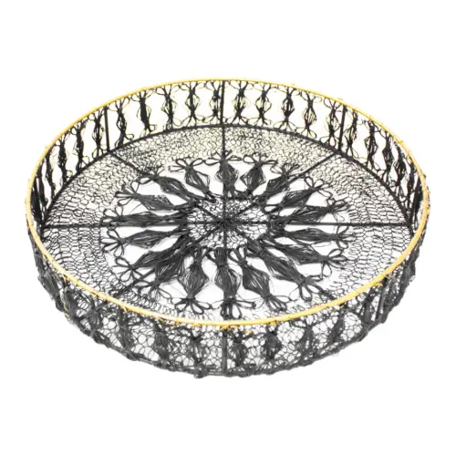 Charola de metal tejida negra con orilla dorada de 6.5x36cm