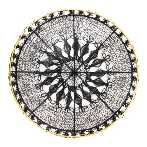 Charola de metal tejida negra con orilla dorada de 6.5x36cm