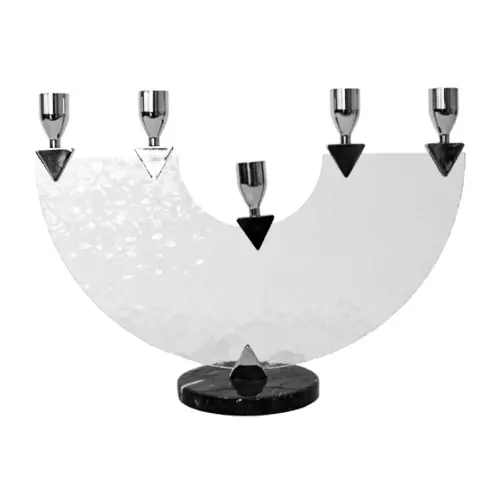 Candelabro de metal plateado para 5 velas con base de mármol de 36x12x35.5cm