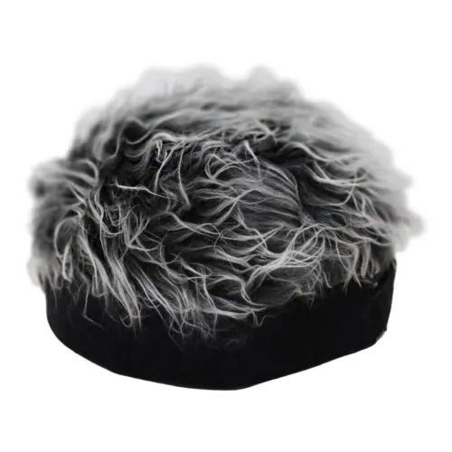 Gorra negra con peluche