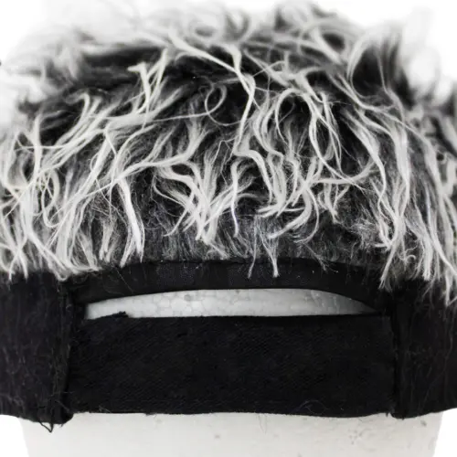 Gorra negra con peluche