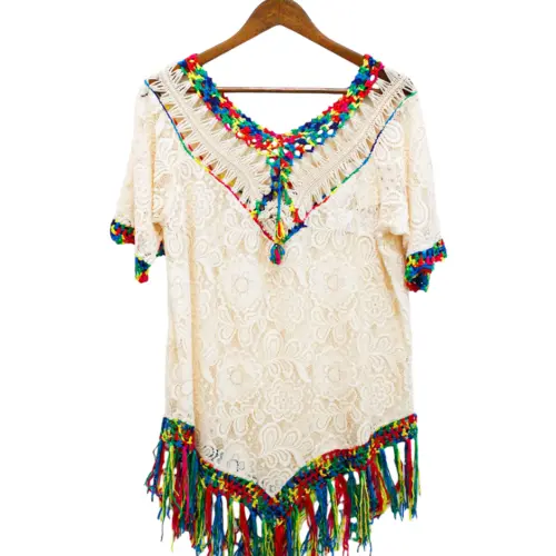 Blusa beige con listones de colores en las orillas de100x87x0.1cm