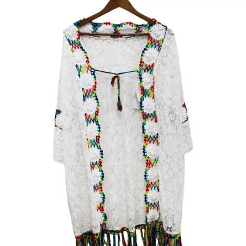 Blusa larga blanca de encaje con colores en las orillas de112x87x0.1cm