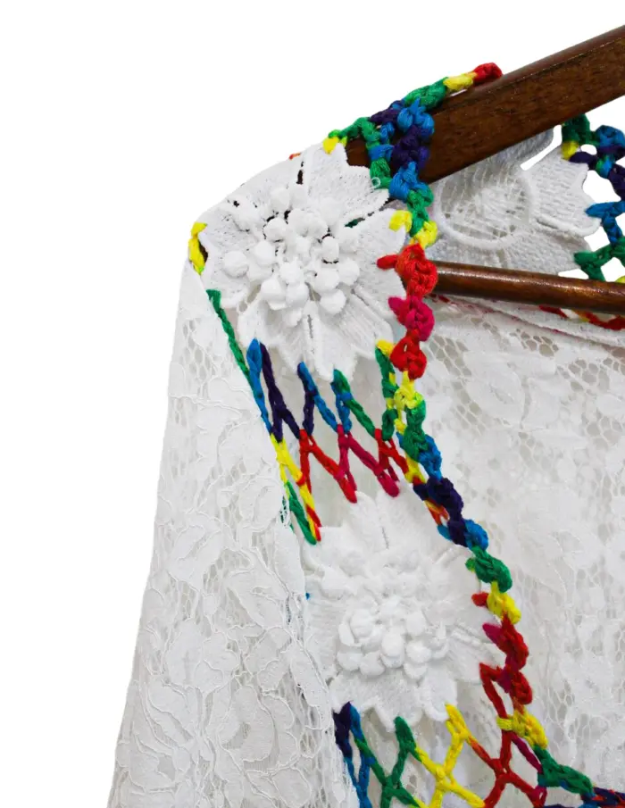 Blusa larga blanca de encaje con colores en las orillas de112x87x0.1cm - Image 2