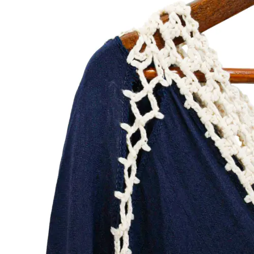 Blusa larga blanca de color azul marino con beige de112x87x0.1cm