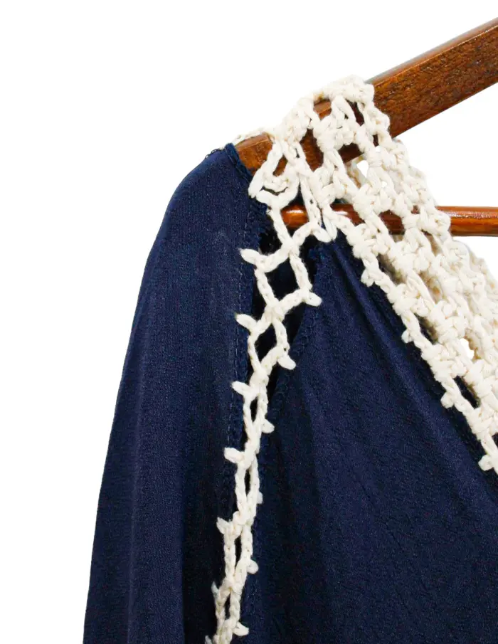 Blusa larga blanca de color azul marino con beige de112x87x0.1cm - Image 2