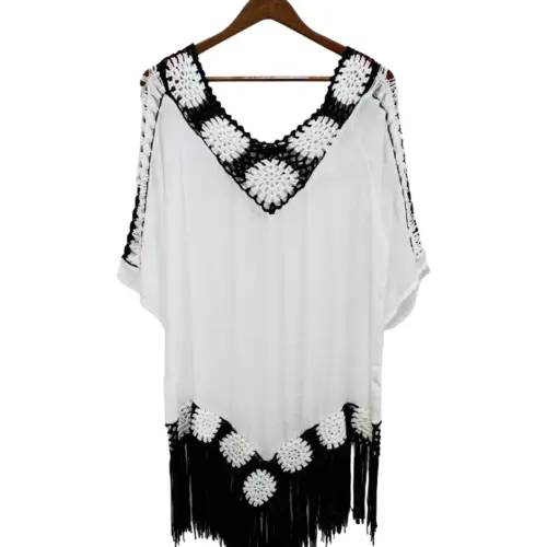 Blusa blanca con diseño bordado en blanco y negro de112x108x0.1cm