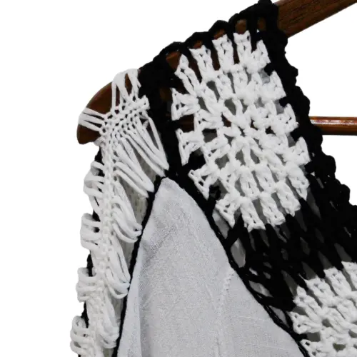 Blusa blanca con diseño bordado en blanco y negro de112x108x0.1cm