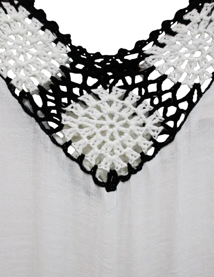 Blusa blanca con diseño bordado en blanco y negro de112x108x0.1cm - Image 3