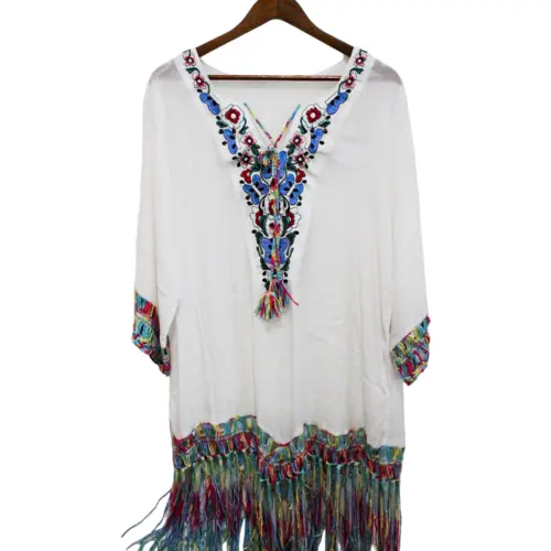 Blusa blanca con diseño bordado en multicolor de114x105x0.1cm