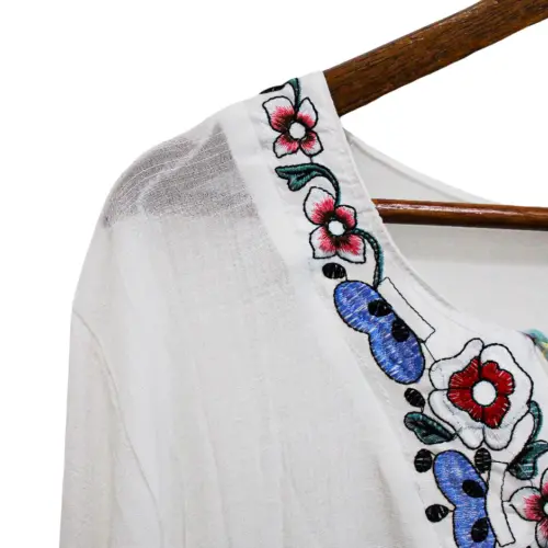 Blusa blanca con diseño bordado en multicolor de114x105x0.1cm