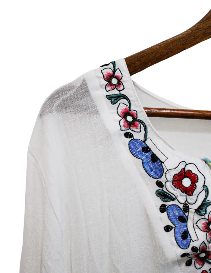 Blusa blanca con diseño bordado en multicolor de114x105x0.1cm - Image 2