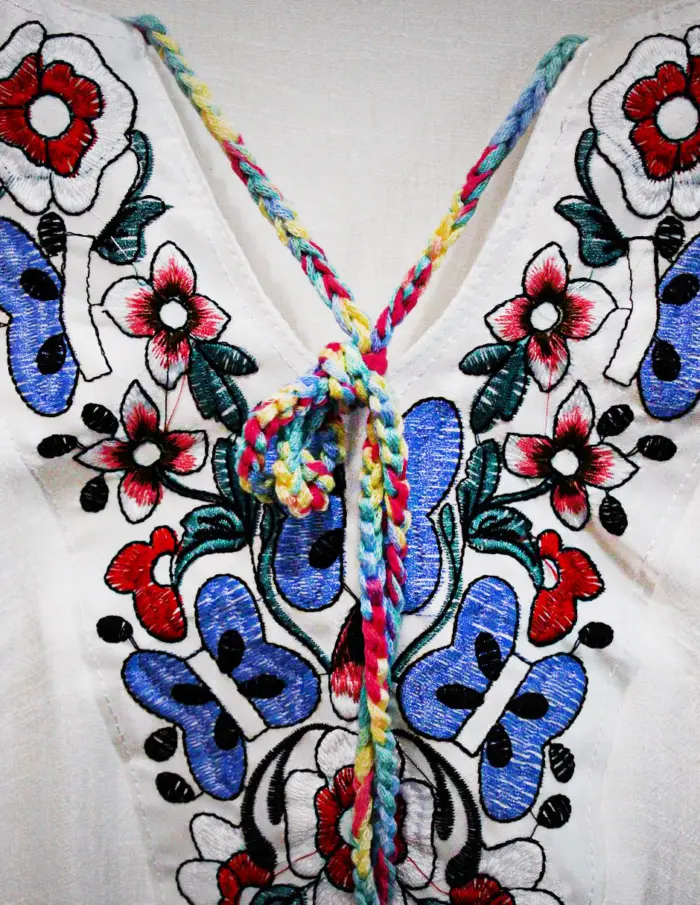 Blusa blanca con diseño bordado en multicolor de114x105x0.1cm - Image 3