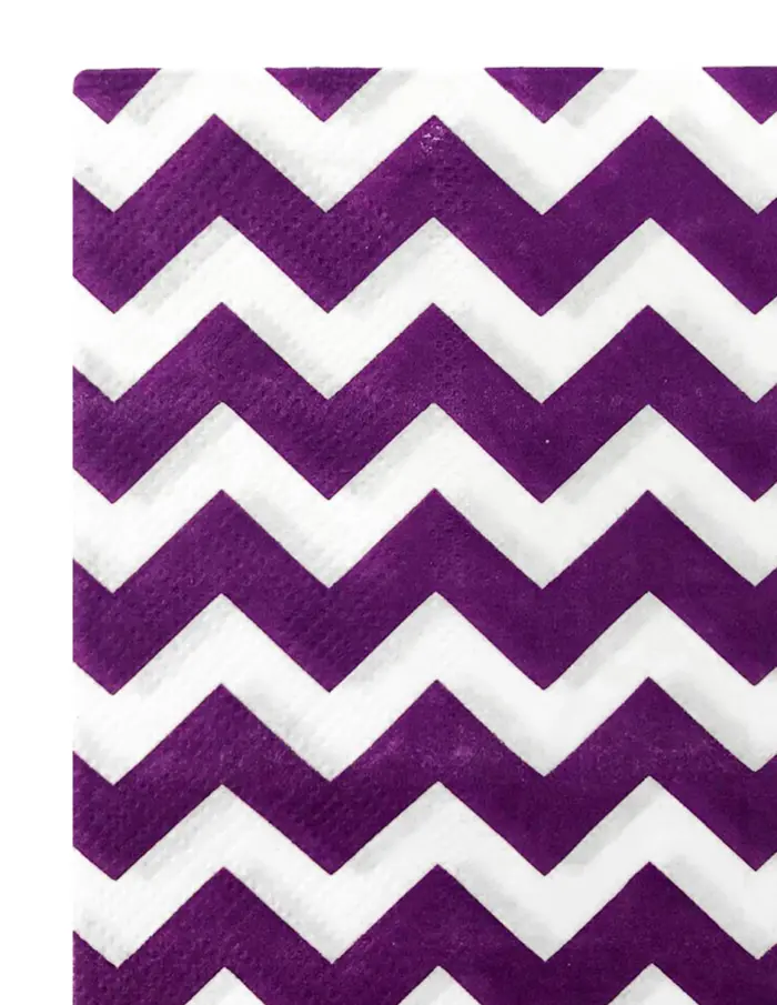 Paquete de servilletas de papel blanca con rayas zigzag moradas con 20 piezas de 33x33cm - Image 2