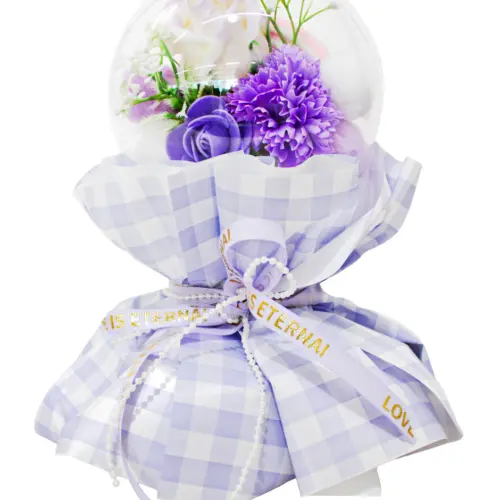 Bouquet de flores moradas en display