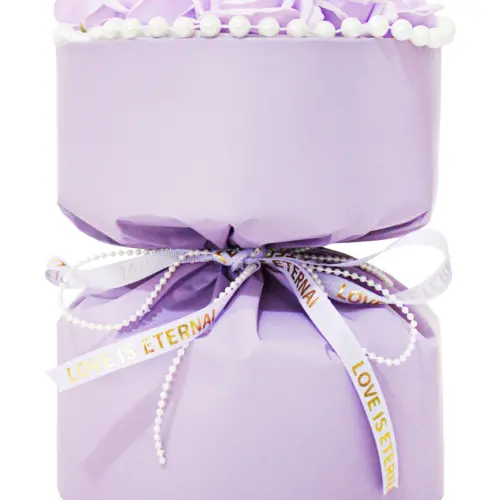 Bouquet de rosas moradas con perlas