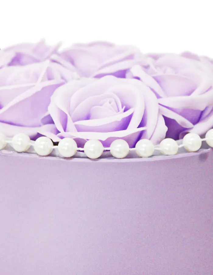 Bouquet de rosas moradas con perlas - Image 4