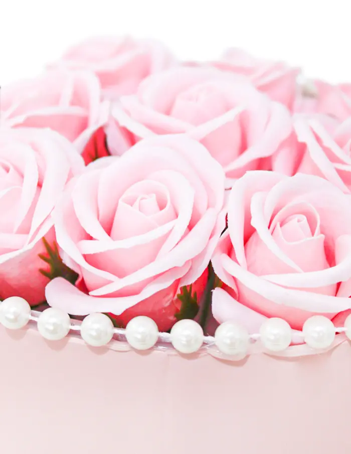 Bouquet de rosas rosa con perlas - Image 4