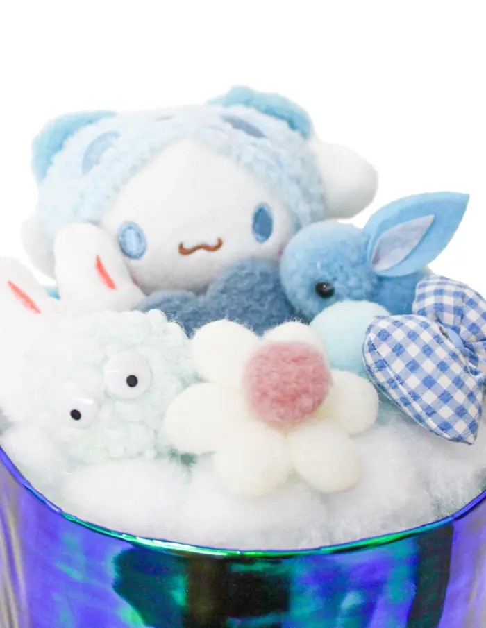 Display con muñecos azules - Image 4