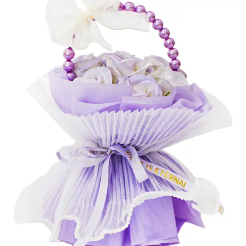 Bouquet de rosas moradas con perlas