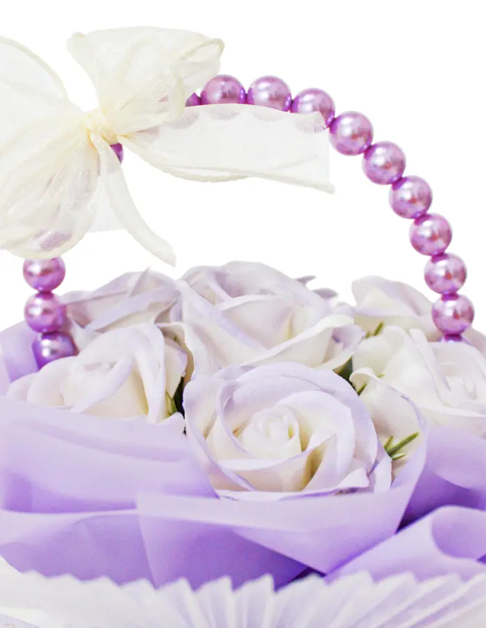Bouquet de rosas moradas con perlas - Image 4