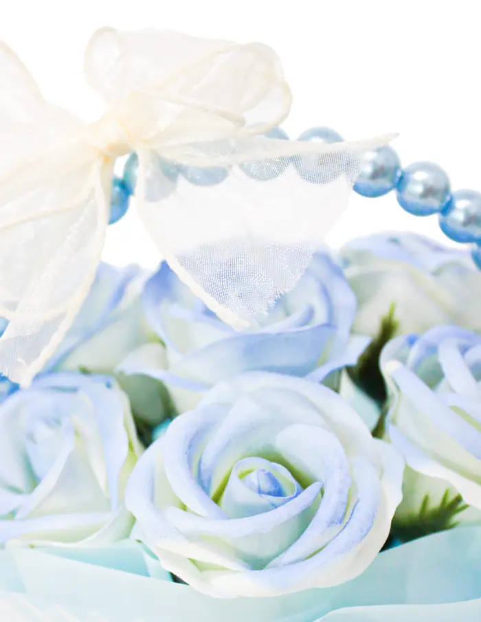 Bouquet de rosas azules con perlas - Image 4