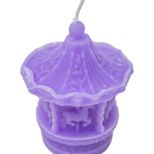 Vela decorativa diseño carrucel morada de 7.5×7.5x9cm