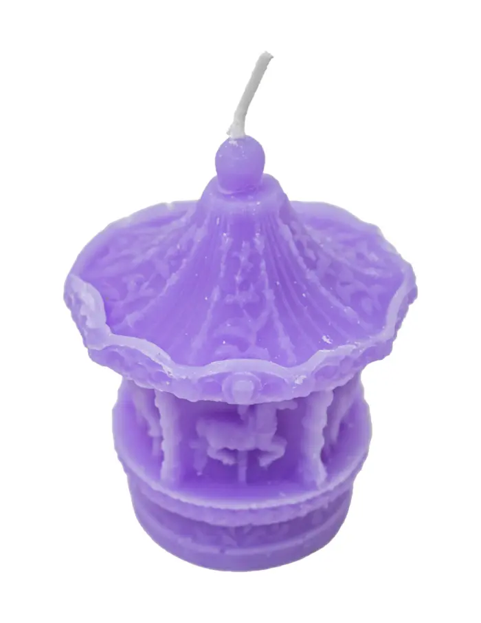 Vela decorativa diseño carrucel morada de 7.5x7.5x9cm - Image 2