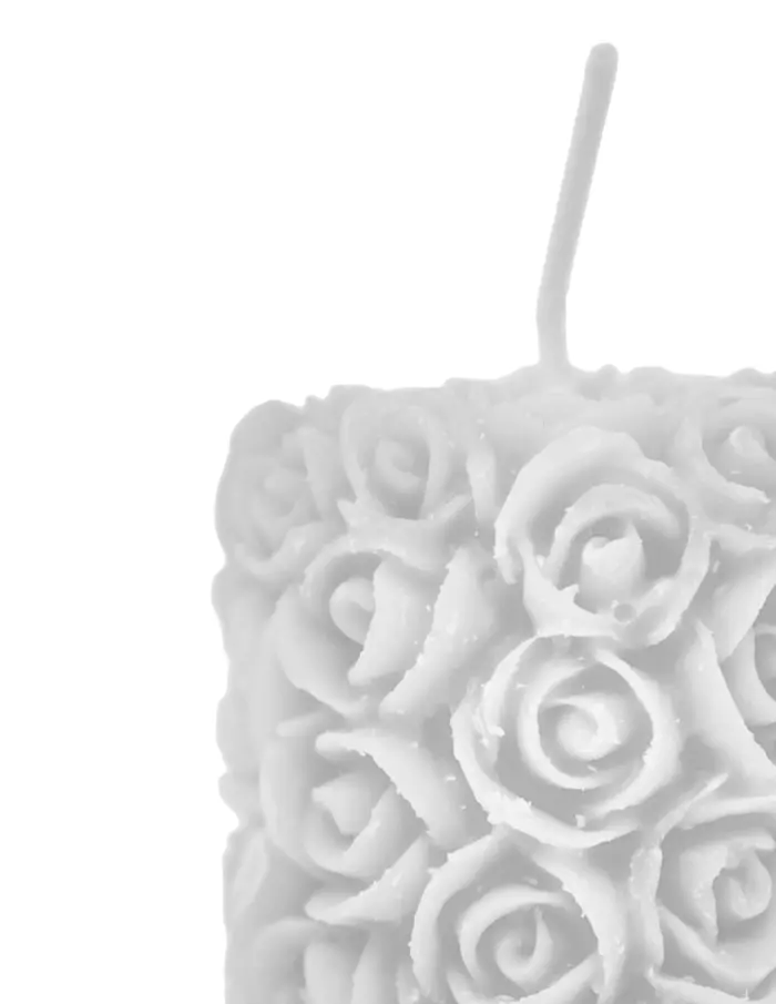 Vela decorativa diseño de rosas blancas de 4x4x7.3cm - Image 3