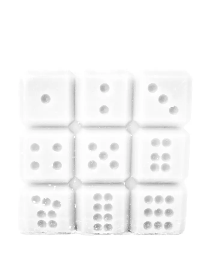 Vela decorativa diseño dado blanco de 6.8x6.8x7.3cm - Image 2