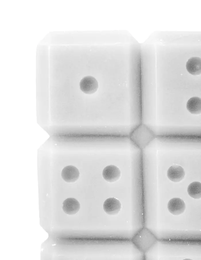 Vela decorativa diseño dado blanco de 6.8x6.8x7.3cm - Image 3