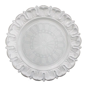 Plato de presentación blanco con diseño en orilla de 32.5×32.5x3cm