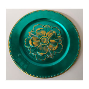 Plato de presentaciòn verde brilloso con flor en el centro con dorado de 33 x33 x2cm