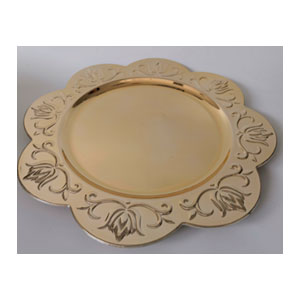 Plato de presentaciòn dorado brilloso con flor en las orillas de 33 x33 x2cm