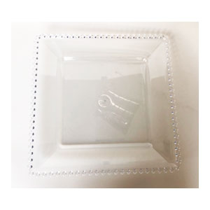 Plato de presentaciòn cuadrado transparente con bolitas doradas en las orillas de 32 x32 x3cm
