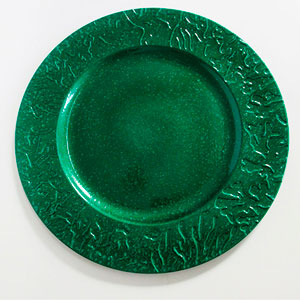 Plato de presentación verde esmeralda con diseño en la orilla de 33x33x2cm